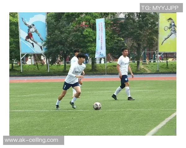 在绿茵场上忙着踢足球的少年们追逐梦想与友谊的故事